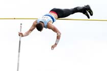 Mens under-20s pole vault, North Eastern Track and Field Champs, Gateshead Stadium. Photo: David T. Hewitson/Sports for All Pics
